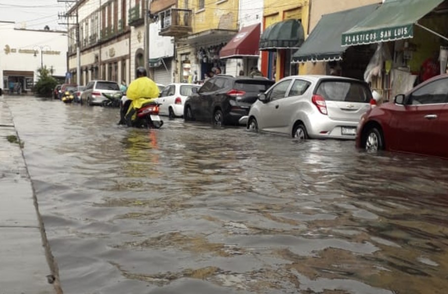 Malas condiciones de las calles y lluvia provocan caos en la ciudad