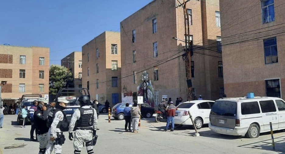 Sicarios irrumpen en condominios y ejecutan a joven en la Rural Atlas