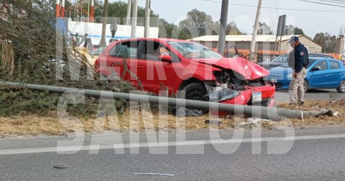 Vehículo choca contra poste en la Carretera 57 y calle Acceso 5