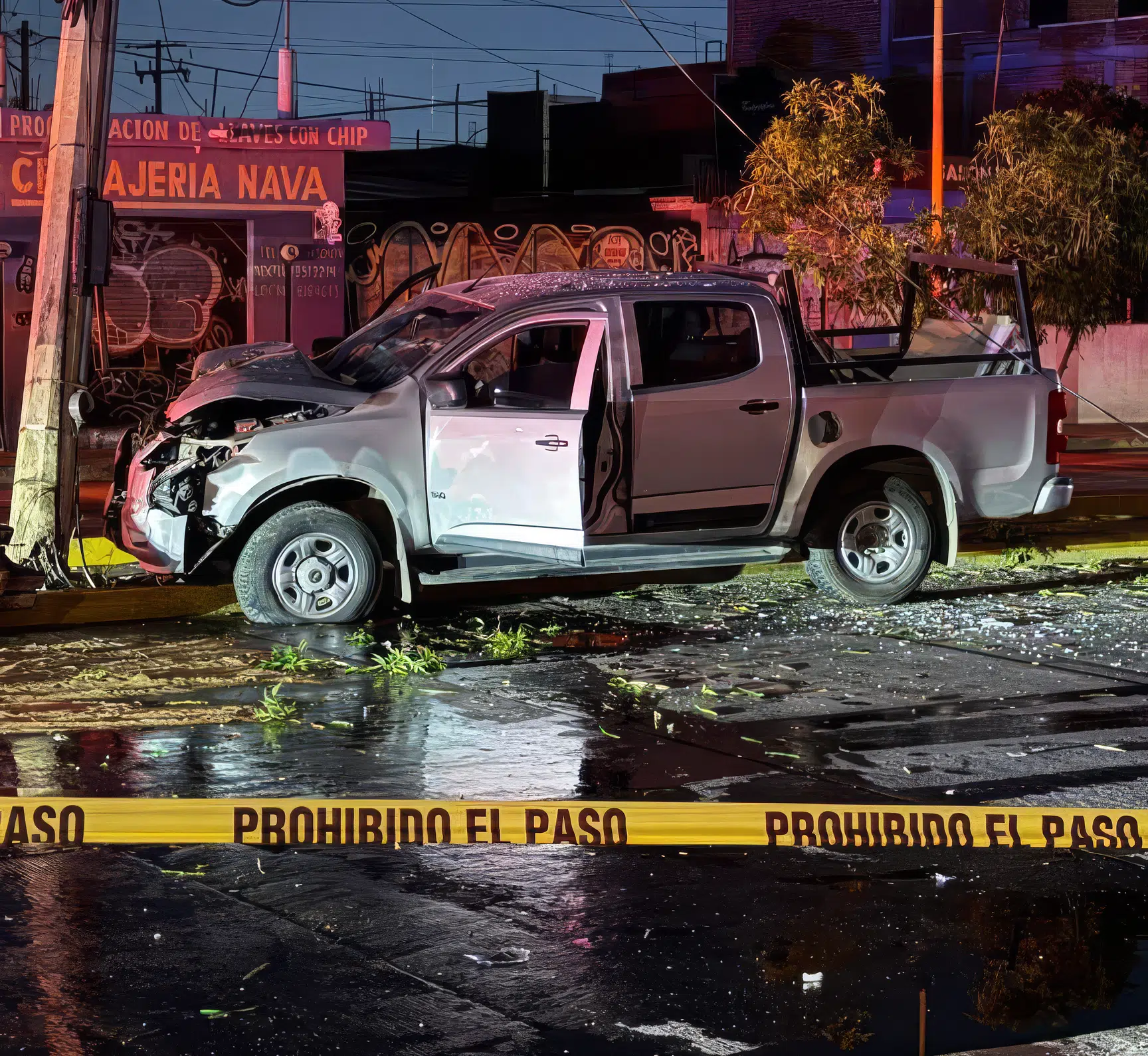 Conductor pierde el control y se estrella contra poste en Ricardo B ...