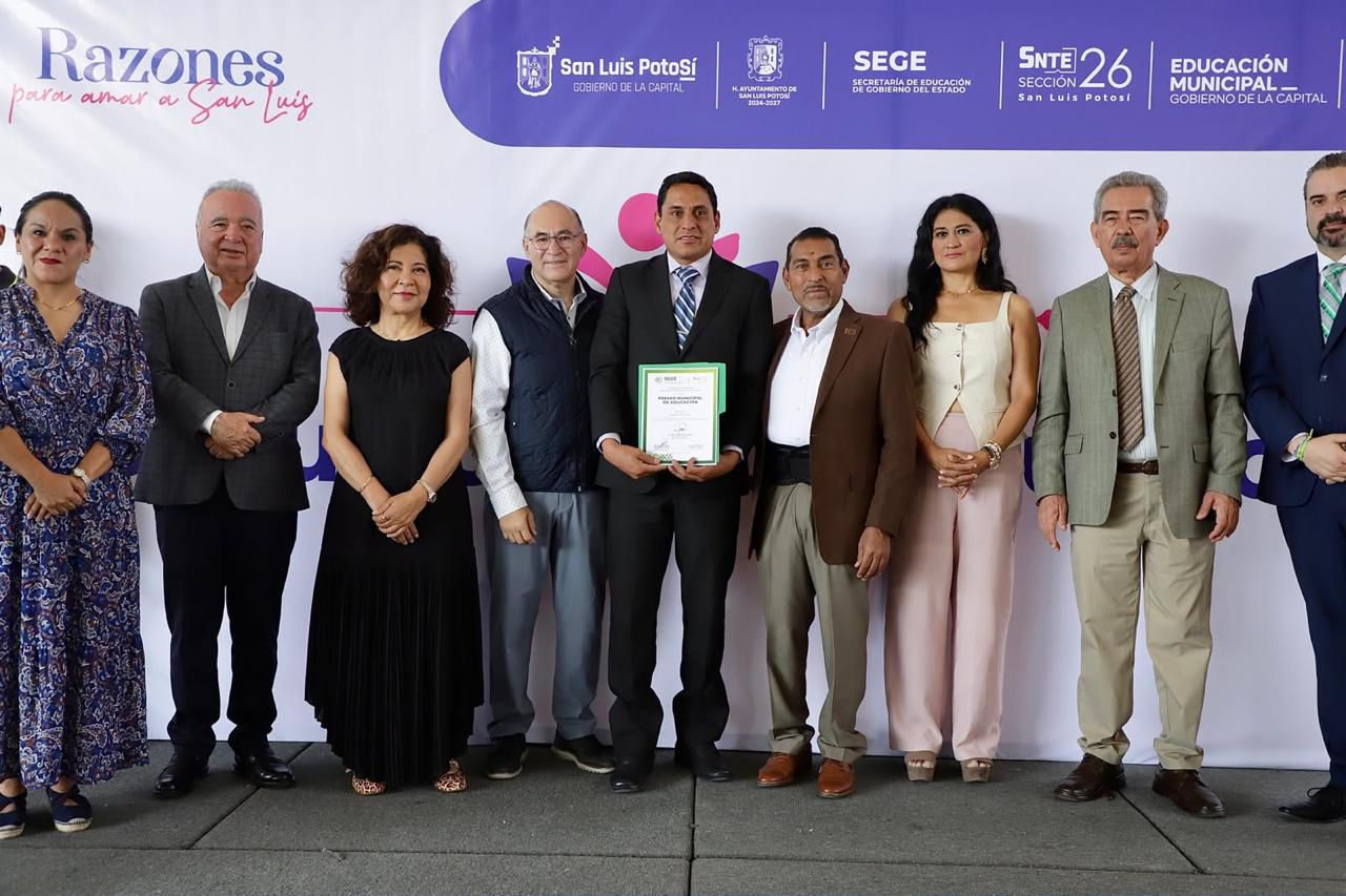 Enrique Galindo entrega premios a docentes destacados de San Luis Capital